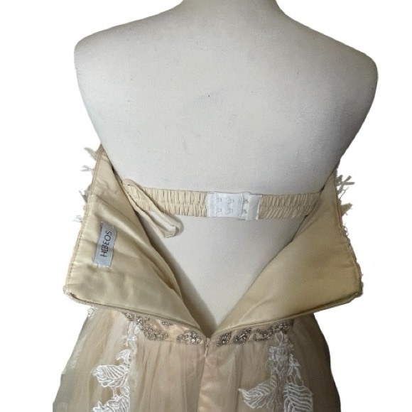 Hebeos Elegant Lace Dress in White and Cream - Picture 3 of 7